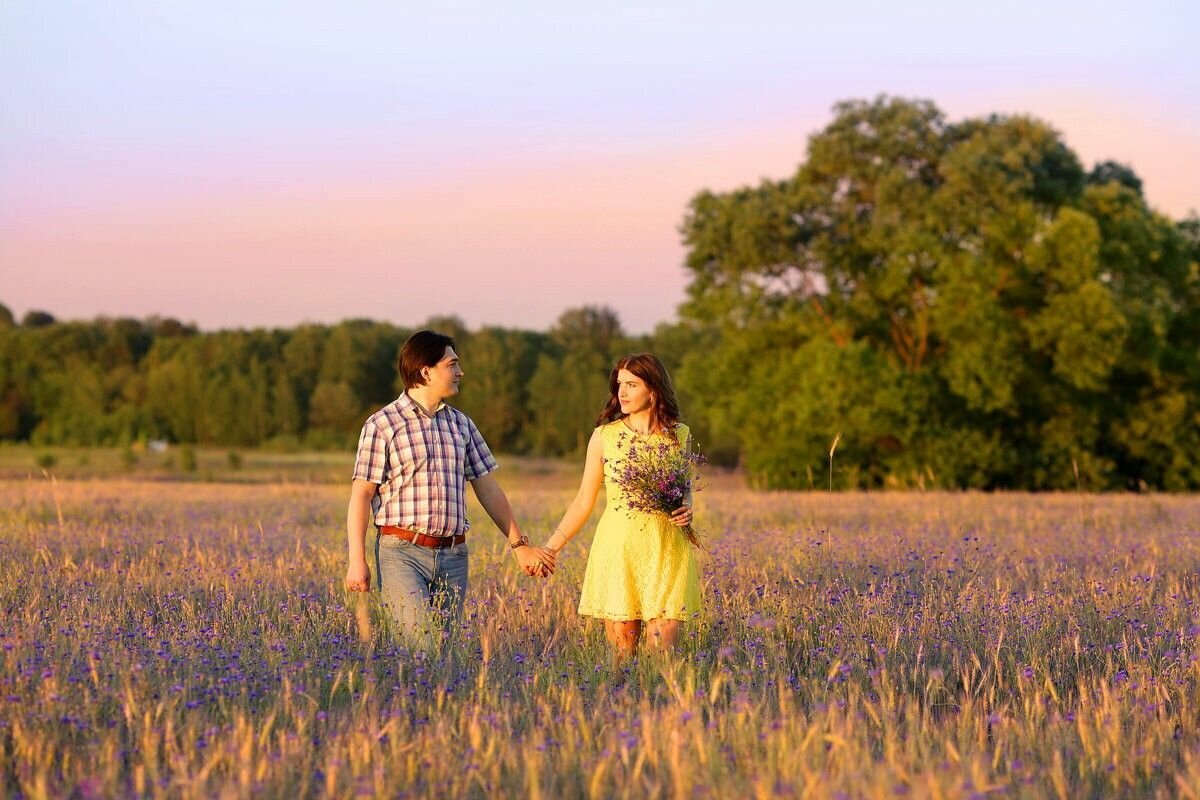 Гуляй родной. Фотосессия в поле. Двое влюбленных в поле. Влюбленные летом в поле. Влюбленные на лугу.