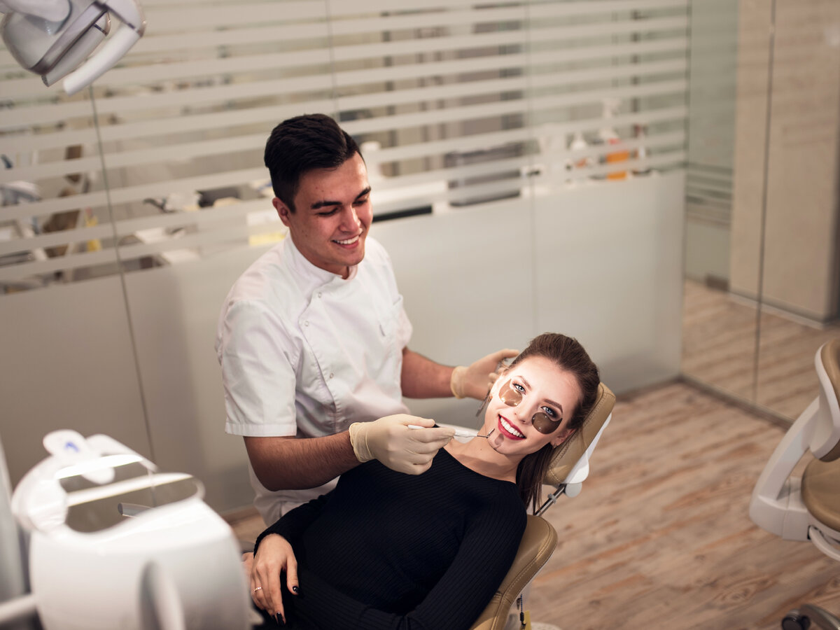 А пациент в это время сидит в кресле и прекрасно проводит время. И даже если кому-то такое лечение кажется нудным и затянутым, его стоит пройти, чтобы спасти или продлить жизнь зуба.