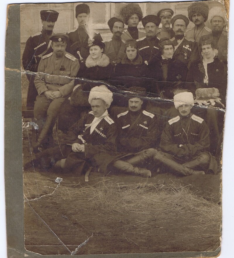 У меня очередное "чудо", а иначе я такие весточки из прошлого и назвать не могу. Вот этот молодой парень в белой папахе (сидит справа) шлет мне свои приветы из прошлого!
Николай Васильевич Леурда родился в 1893 году, в семье кубанского казака Василия Исааковича Леурда. В большинстве источников местом его рождения указывается местечко Горячий Ключ Екатеринодарского отдела Кубанской области. Но я предполагаю, что родился он в станице Брюховецкой.
Почему он меня заинтересовал? Потому что, недавно Любовь Владимировна (потомок рода Калиниченко - первопоселенцев станицы Ключевой Кубанской области) принесла мне фотографии семейные, а они лежали в дореволюционной папочке с подписью "Н. Леурда 1909 г." То есть ко мне в руки попала вещь того человека, по которому я только только начинала вести исследовательскую деятельность. 
