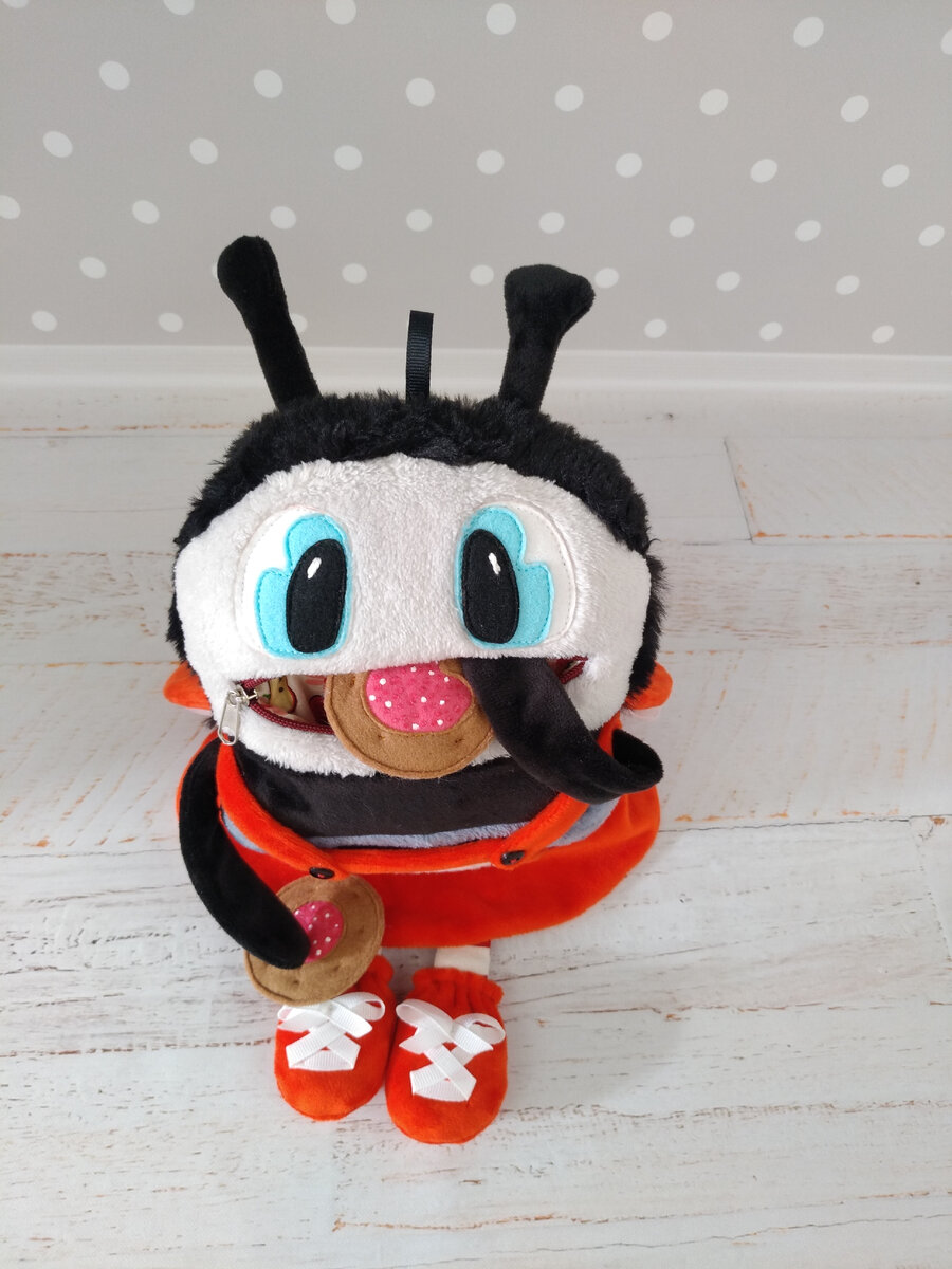 Вот, сшитая, сидит печеньки трескает.