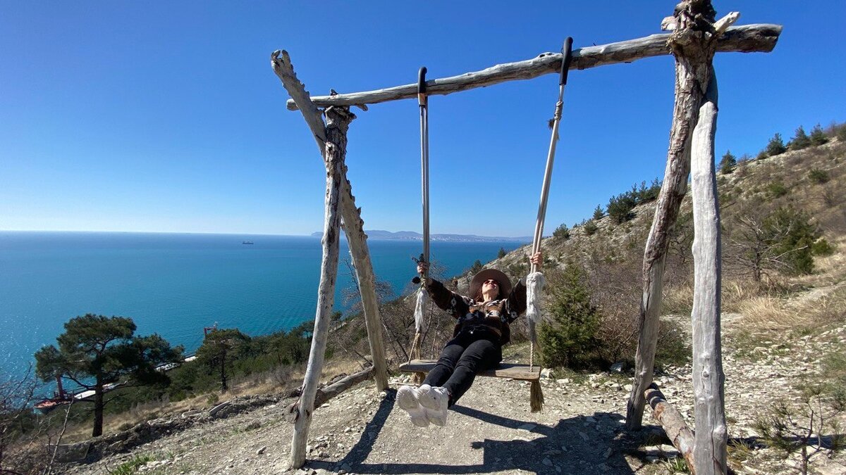 Радуюсь жизни на качелях рядом с кораблем, севшим на мель в Кабардинке