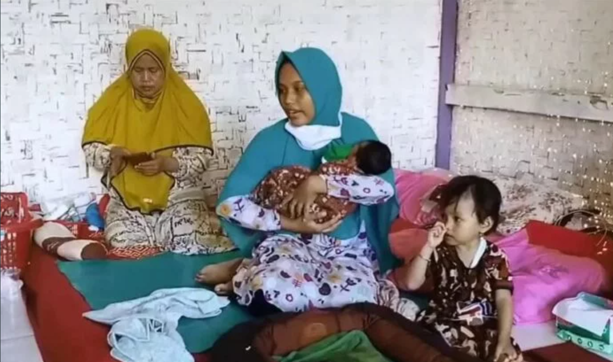 Сити Зайна со своими детьми и матерью