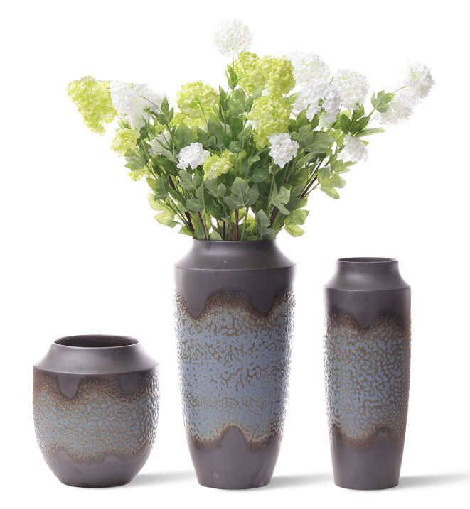 стояло две вазы. стеклянные вазы. стояло две вазы. стояло две вазы. разбитые вазы.