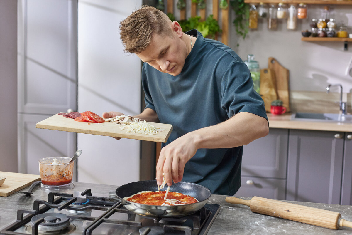 Энди шеф рецепт пиццы. Кулинарное шоу на СТС просто кухня. Сковороды просто кухня. Просто кухня заставка. Сделать пиццу на сковороде мужик просто кухня.