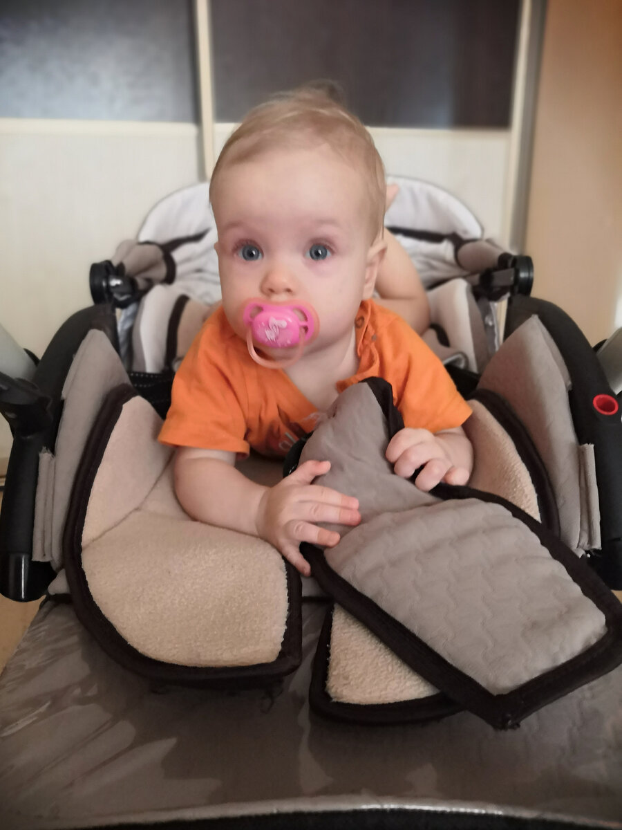 Требовала, чтобы я ее так укачивала. Переворачиваешь или берешь на руки - истерика во весь голос.