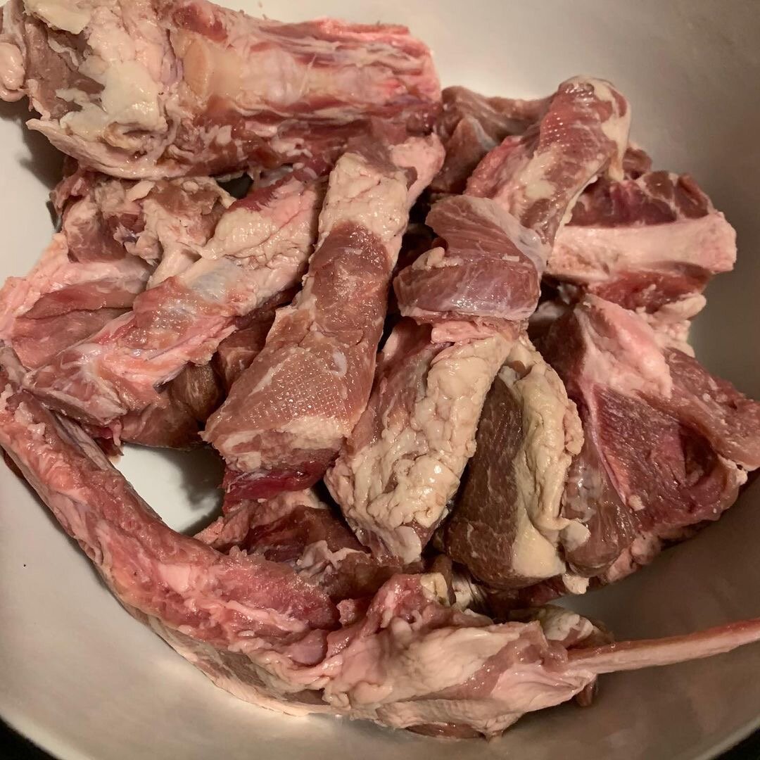 Многие шеф повара считают, что мясо мыть перед приготовлением не нужно, так как при термической обработки все бактерии убиваются. «Любая тепловая обработка устраняет патогены при условии, что температура внутри мясного куска достигла 55-60 оС. » А вы как считаете?