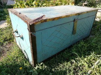 Вот таким приехал ко мне сундук. Я всегда хотела взять его на память. Предстоит серьёзная переделка... 