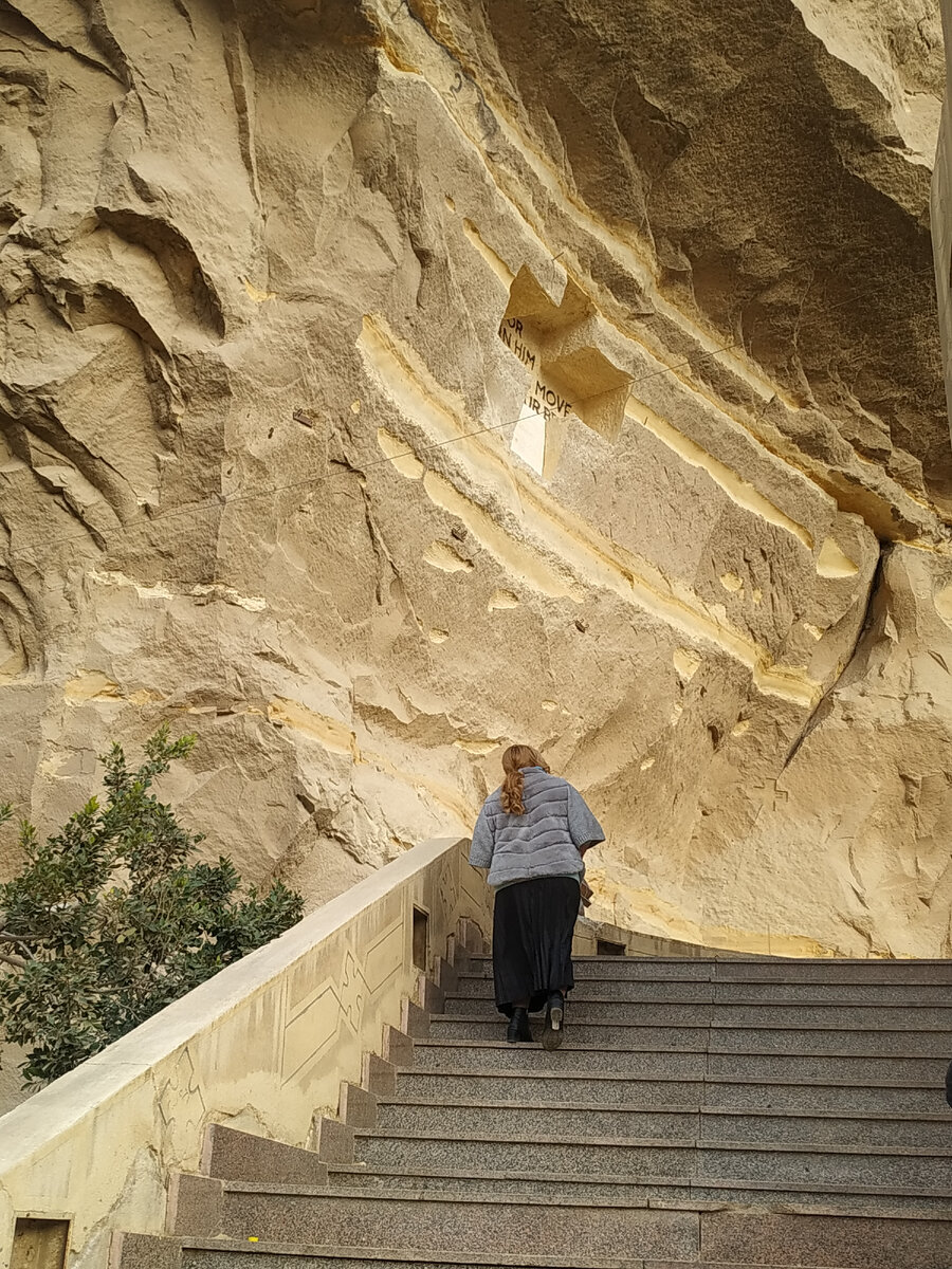 Храм вырублен в скальных породах