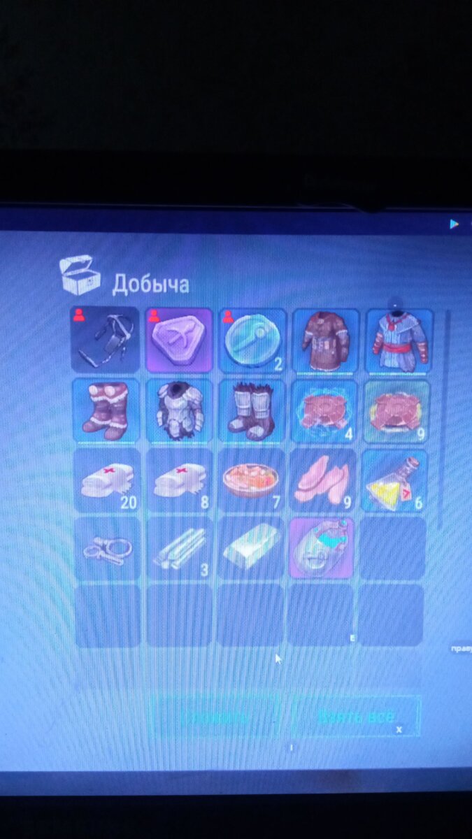 дряхлый деревянный (позолоченный)  простой! самый первый , с лева 