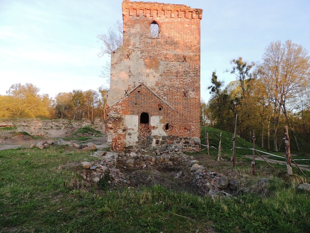 Надвратная башня и остатки стены