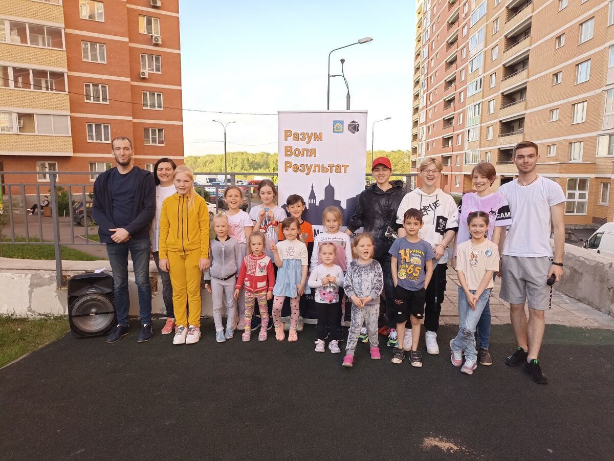После танцевального марафона во дворе дома 24