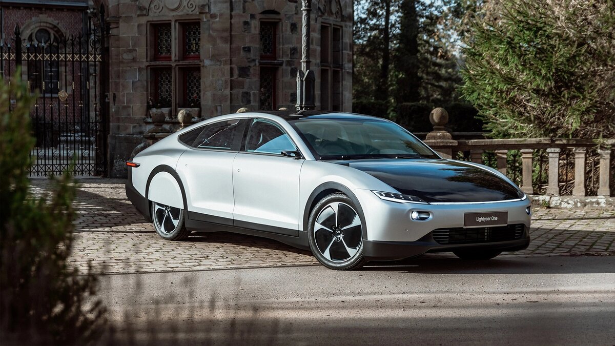 Автомобильный стартап Lightyear, разрабатывающий транспортные средства на солнечных батареях, представил первую серийную версию электромобиля Lightyear 0.