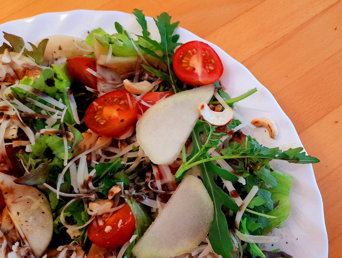 Салат с рукколой, грушей и помидорами-черри 