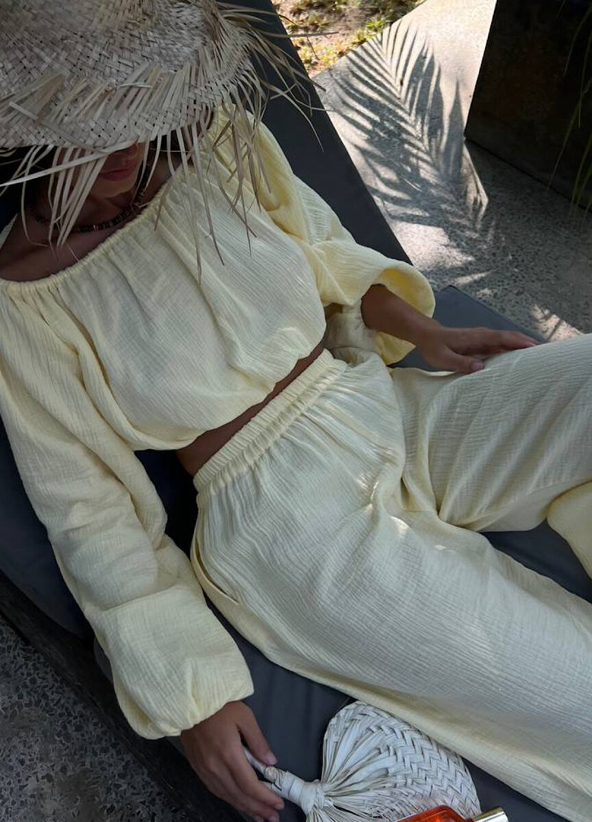 Нити перекручиваются особым способом, делая материал прочным на разрыв, а специальная технология плетения делает волокно практически невесомым и одновременно плотным