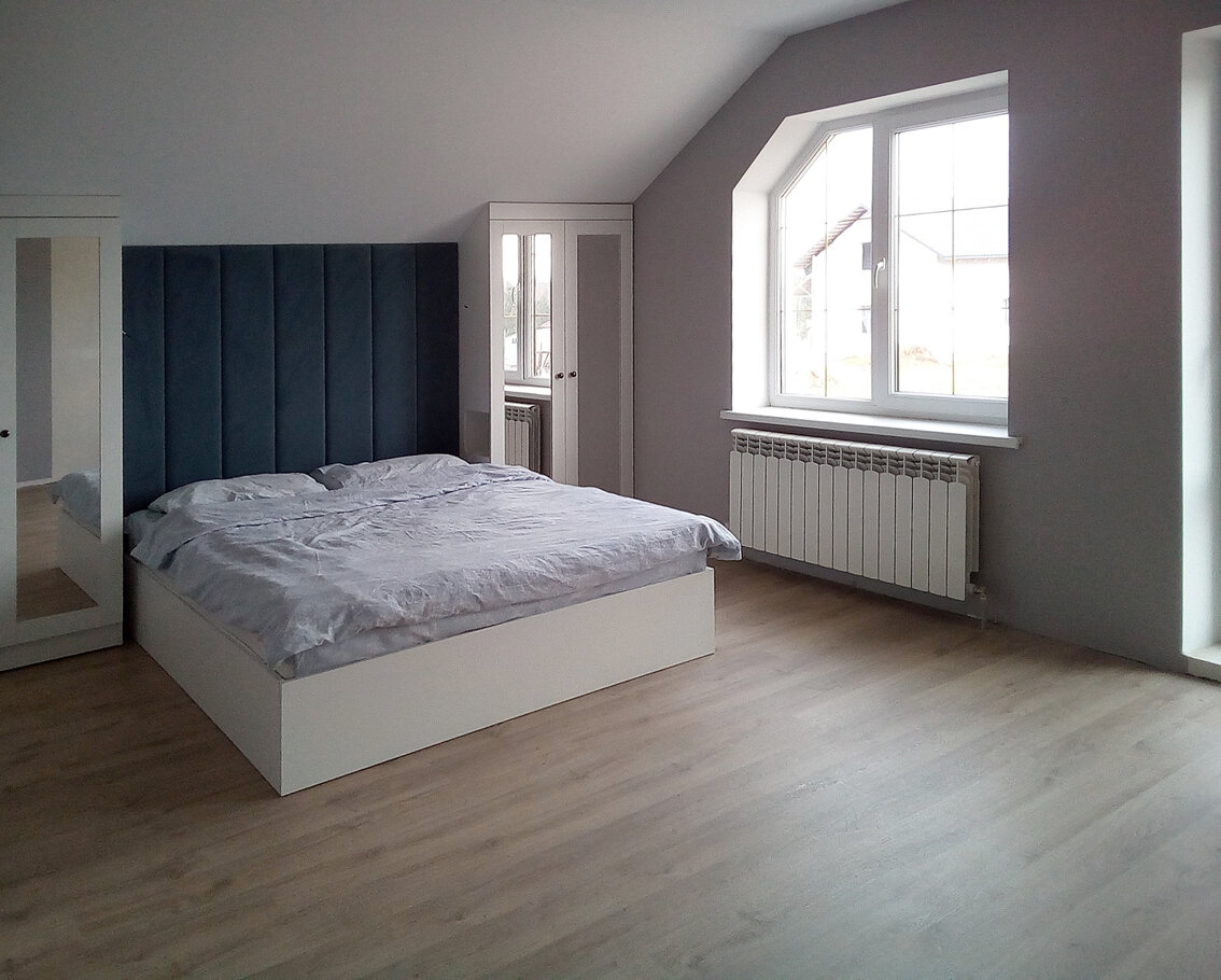 Фото хозяев спальни.