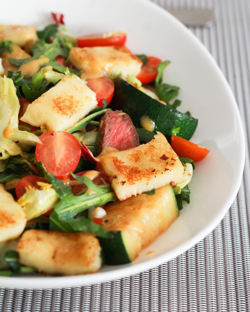 салат с овощами, сыром и стейком