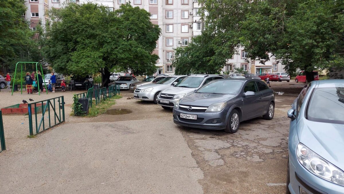 Заставленные автомобилями дворы, часто мешают пожарным оперативно добраться к очагу возгорания