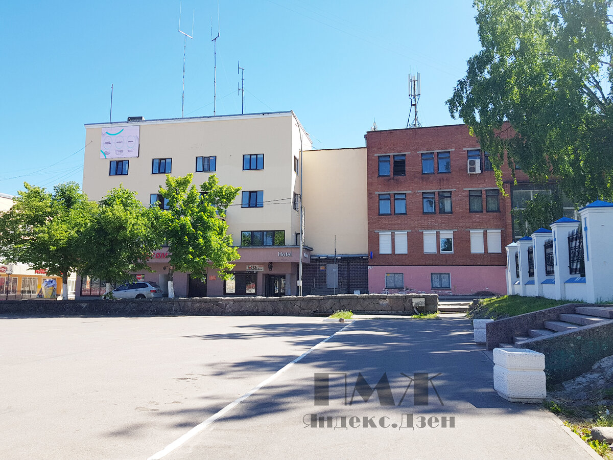 Гостиница находится в жёлтом здании