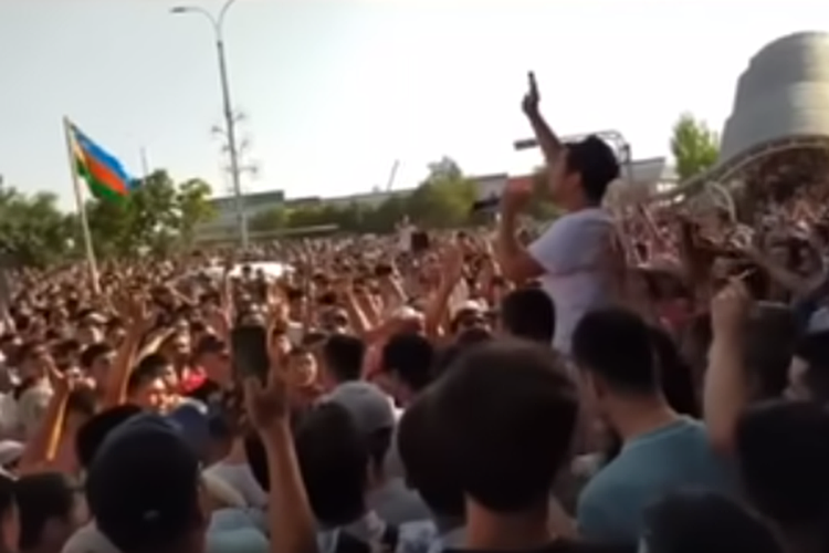 Власти не пойдут на поводу митингующих («с террористами переговоры не ведем»), остаются на своих позициях и, скорее всего, готовят силовой сценарий решения проблемы, которая разгорается словно пожар в джунглях. Фото: скриншот видео