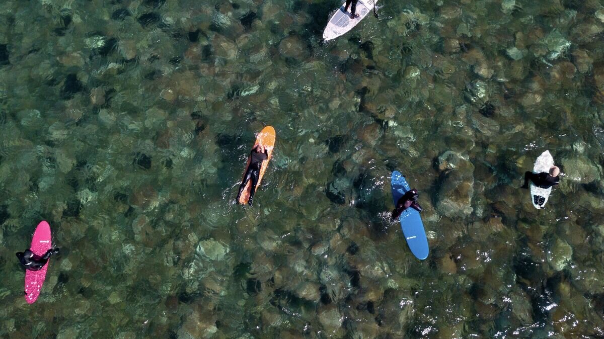    Серферы в бухте Ахлестышева на острове Русском© РИА Новости / Александр Кряжев