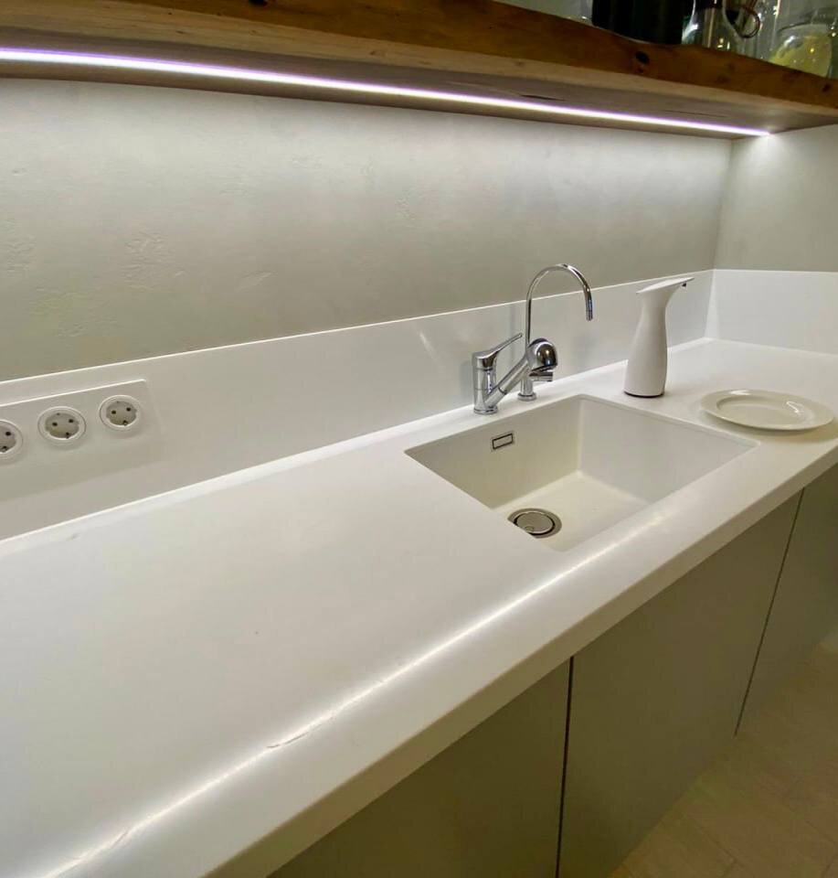 Столешница с интегрированной мойкой и низким фартуком из акрилового камня