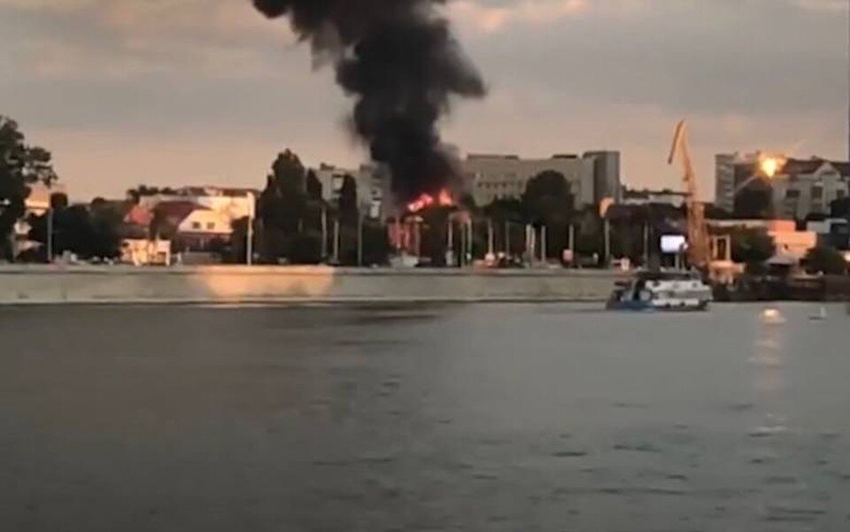     Вчерашний пожар в старом центре было видно из разных уголков города.  Архив "КП"