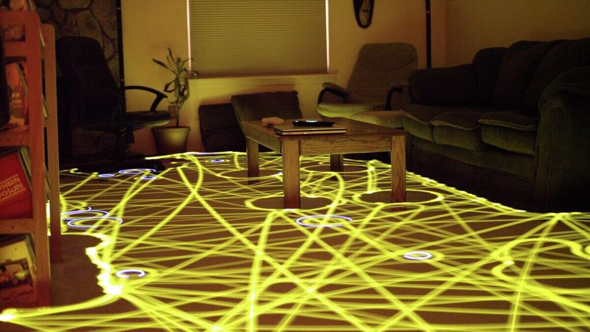    Фотосъемка на длинной выдержке, показывающая алгоритм передвижения робота-пылесоса в течение 45 минутCC BY 2.0 / Chris Bartle /