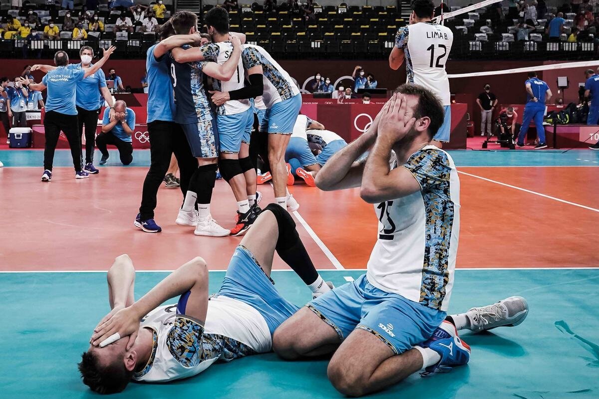 Де Чекко (№15) через мгновения после победы над Бразилией в матче за 3-е место на Олимпиаде / volleyballworld.com