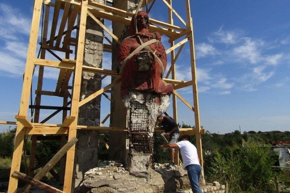     Сейчас специалисты занялись реконструкцией стелы. Фото: ЛИЦ