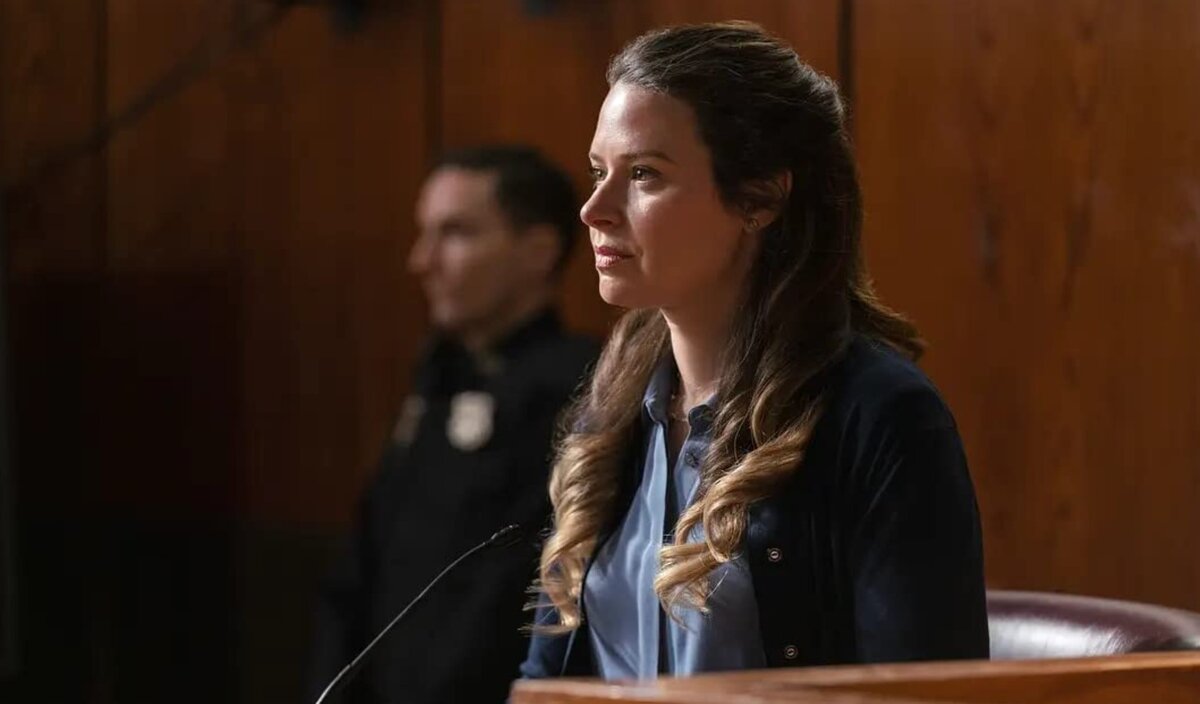 Кадр из сериала «Изобретая Анну». Кэти Лоус в роли Рейчел Уильямс.