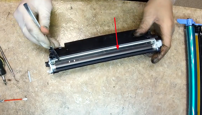 Фото 62. Закоксованный тонер на дозирующем лезвии