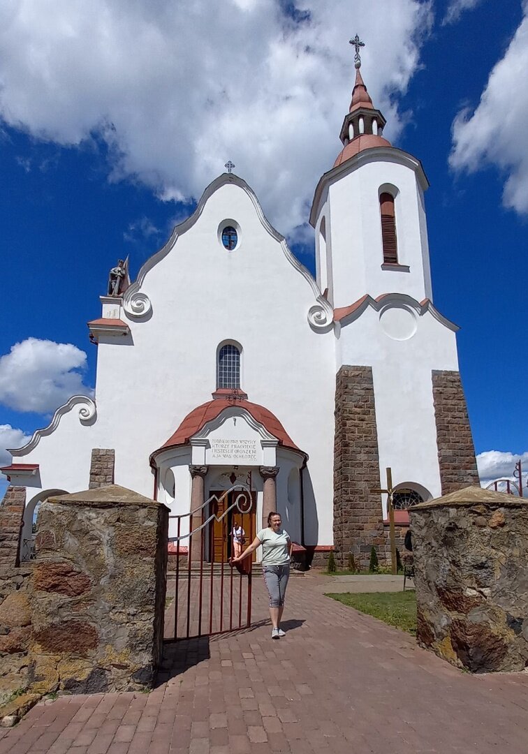 Автор, Дарья Шитикова, у входа на территорию костела Божьей Матери Руженцовой, аг. Солы