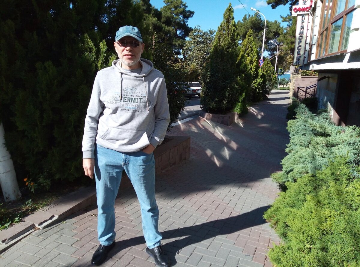 Михаил Лекс, автор рассказа, канала «Как стать счастливым?» и первого комментария.