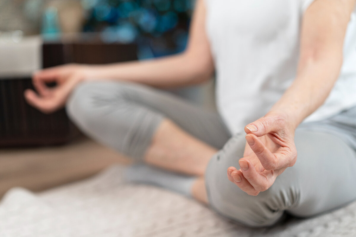 <a href="https://ru.freepik.com/free-photo/close-up-of-woman-taking-asana-position-a-woman-over-50-years-old-doing-yoga-at-home_23935468.htm#page=2&query=%D0%B6%D0%B5%D0%BD%D1%89%D0%B8%D0%BD%D0%B0%2050&position=16&from_view=keyword">Изображение от LipikStockMedia</a> на Freepik