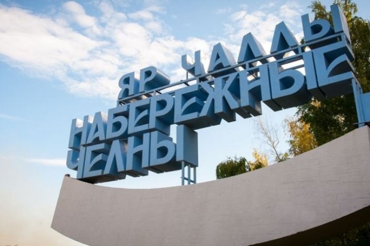    В Набережных Челнах автомобиль после столкновния повис на заборе.