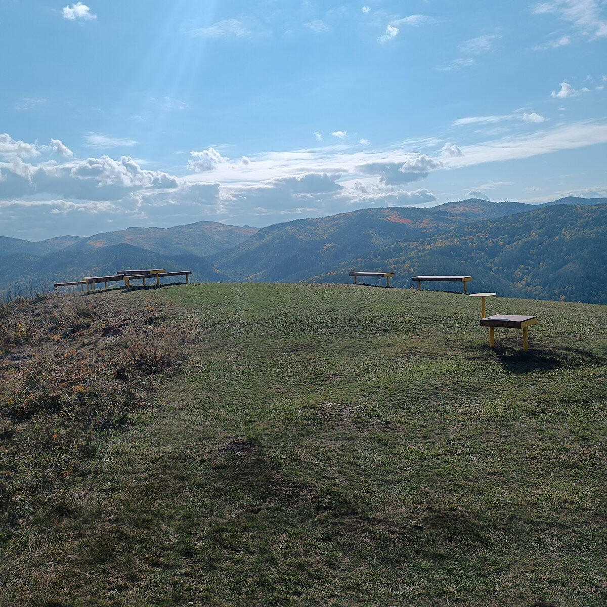 Полянка около лестницы