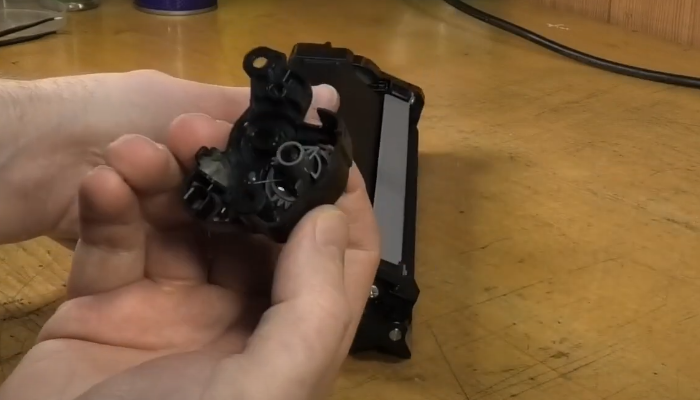 Фото 14. Высыпаем из картриджа остатки тонера