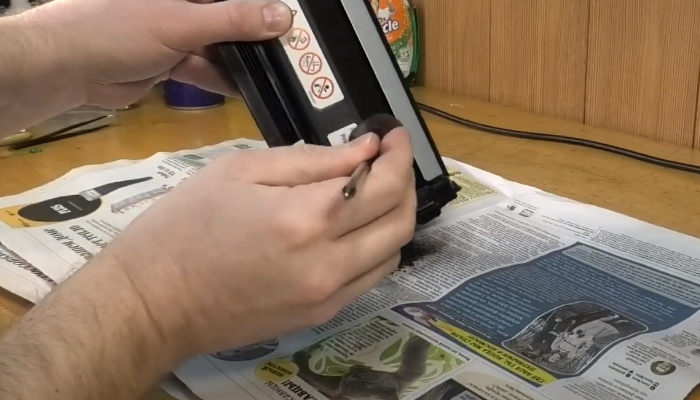 Фото 18. Закрываем заправочное отверстие пробкой