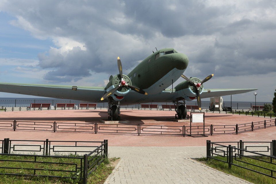     В экспозицию под открытым небом вошли пароход «Ижорец-8» и самолет Ли-2. Фото: Центральный военно-морской музей