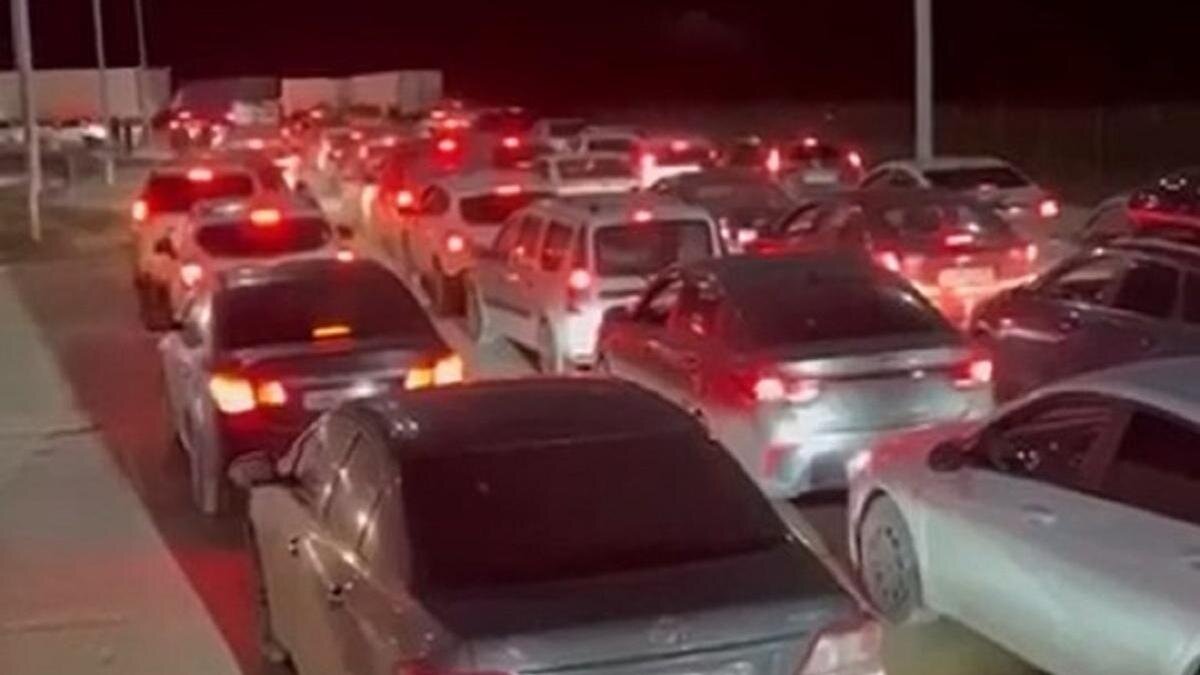    Очередь из машин на границе Казахстана и России:t.me/kozachkow