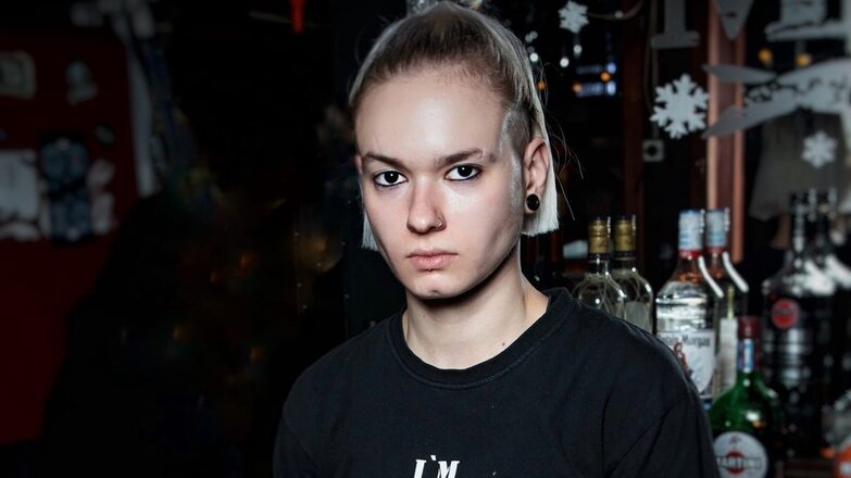 Фото: vk.com/kirabear 22-летняя участница шоу «Пацанки» из Нижнего Новгорода Кира Медведева призналась, что два года насильно удерживала в заложниках своего парня, ограничивая его свободу. Об этом она рассказала в эфире «Пятницы» 22 сентября.