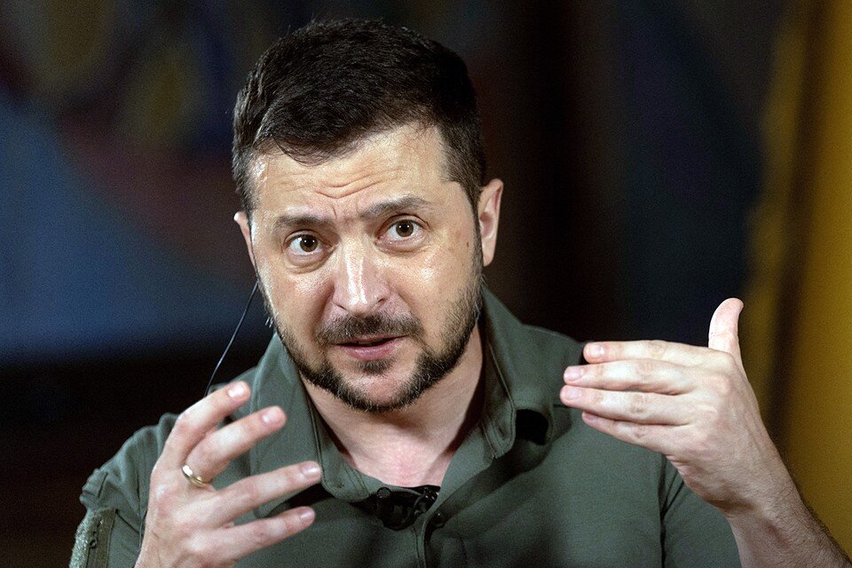     Зеленский, словно обиженный и капризный ребенок, получивший конфету в подарок, требует, чтобы ему завернули в пакет весь кондитерский отдел  REUTERS