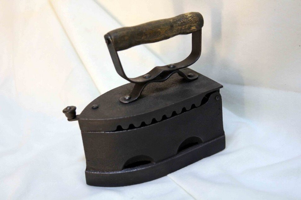 Вот такими утюгами на углях гладят на улицах Индии