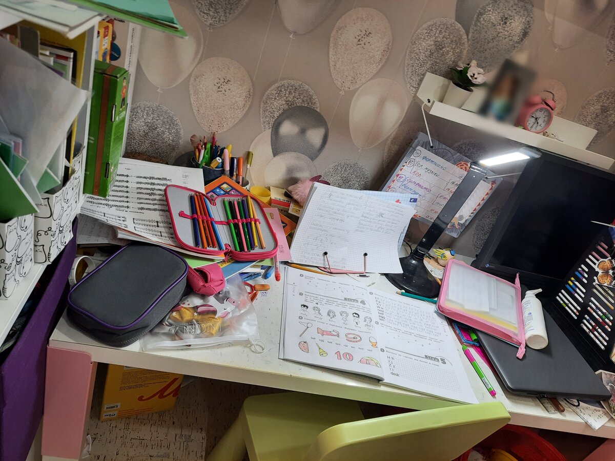 Стол через 1.5 часа пользования после генуборки....