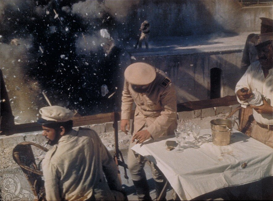 Кадр из фильма "Кто знает? / Пуля для генерала" (1966)