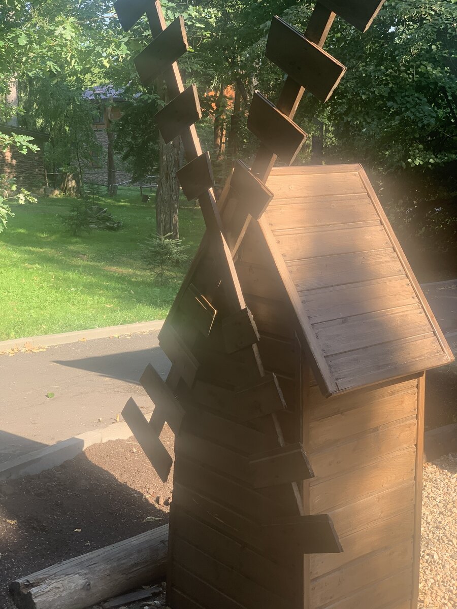 А в настоящее время можно только увидеть в лесопарках выстроенные, может быть для пробуждения нашей генетической памяти, вот такие «мельницы-забавушки»!