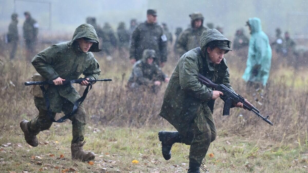    Военнослужащие из числа мобилизованных проходят обучение на военных сборах в Подмосковье© РИА Новости / Илья Питалев
