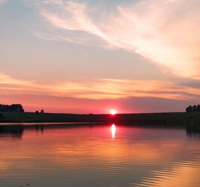 Ну и красивый закат вам для привлечения внимания. Ну и как метафора, конечно: типа, лето заканчивается, нужно срочно с этим что-то делать.