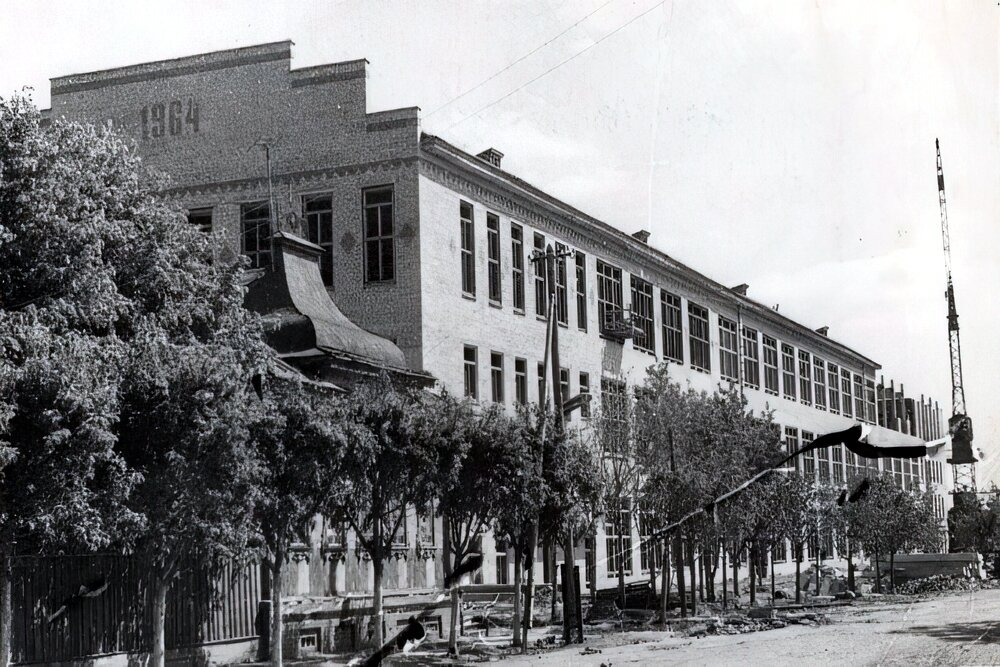 Строящийся завод «Динамик» в Гжатске. 1964 год. Фотография из фондов ФГБУК «Музей-заповедник Ю. А. Гагарина».