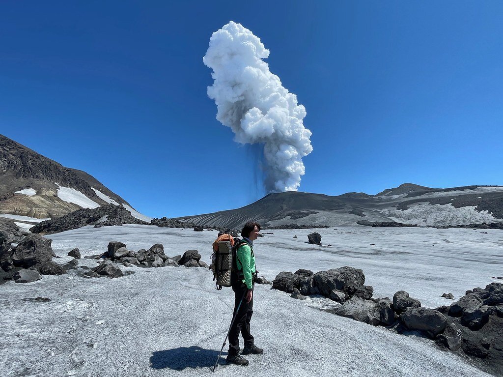 Вулканолог это. Вулкан Эбеко. Эбеко вулкан извержение 2022. Курильский вулкан Эбеко. Камчатка Эбеко.